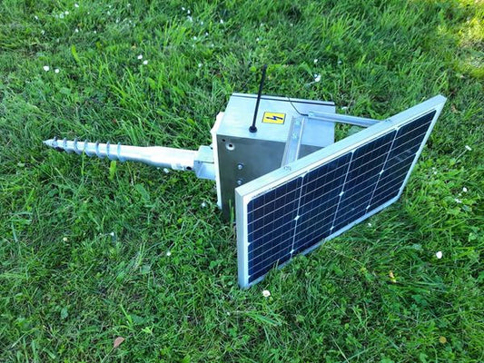 Защитный бокс с солнечной панелью 50 Вт для электроовчарки и аккумулятором